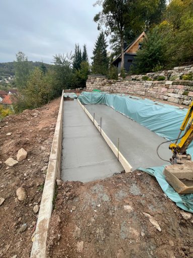 Kompakt-Schwimmteich wird eingebaut