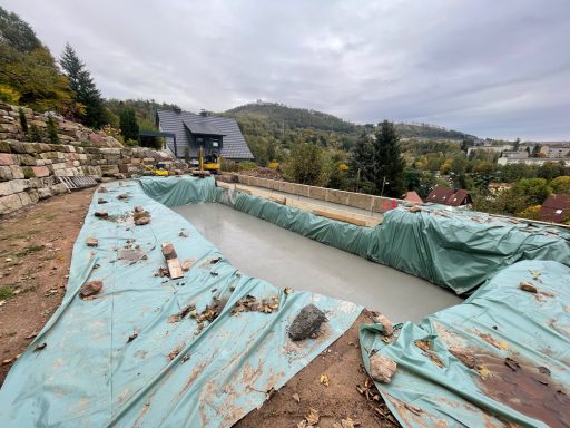 Kompakt-Schwimmteich wird eingebaut