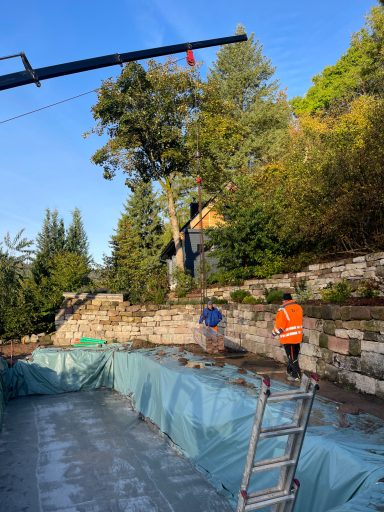 Kompakt-Schwimmteich wird eingebaut