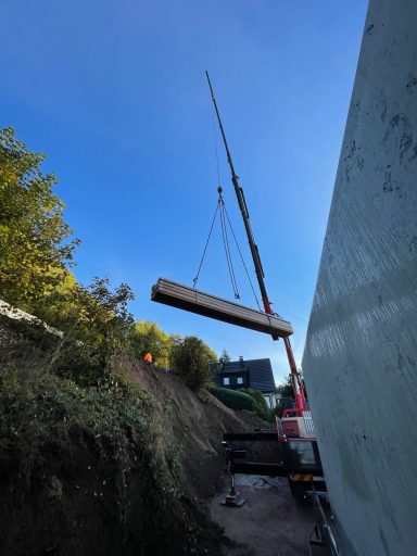 Kompakt-Schwimmteich wird eingebaut