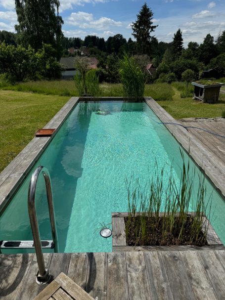 Reparatur am Schwimmteich-Roboter