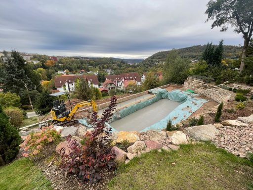 Kompakt-Schwimmteich wird eingebaut