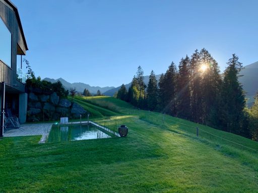 Kompakt-Schwimmteich in den Alpen